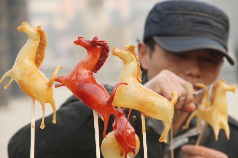 吹糖人:传承千年的民间艺术瑰宝